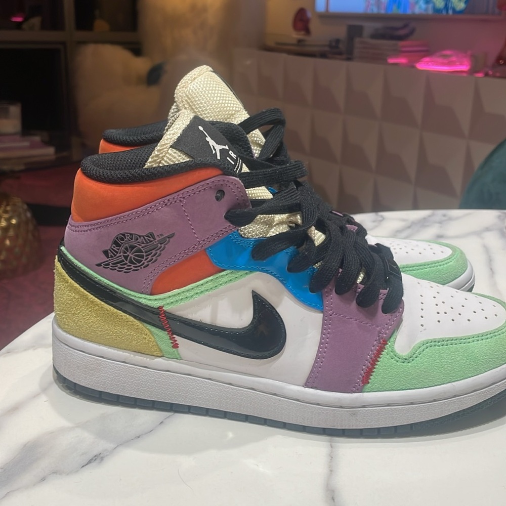 Wmns Air Jordan 1 Mid SE 'Lightbulb'
